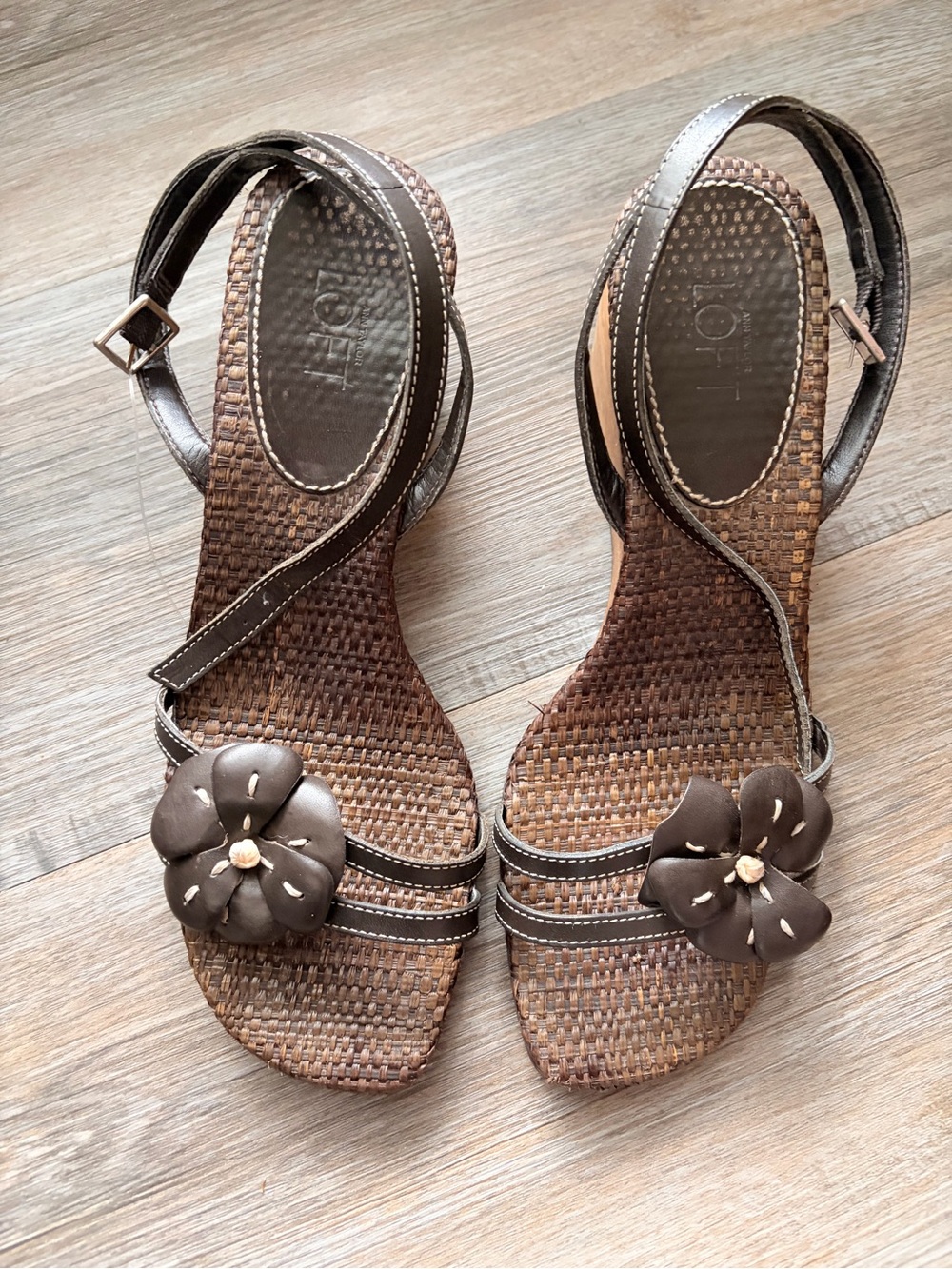 Ann Taylor Loft Brown Floral/Flower Woven  Wedge Sandals Sz 7.5 Summer Y2K Shoes